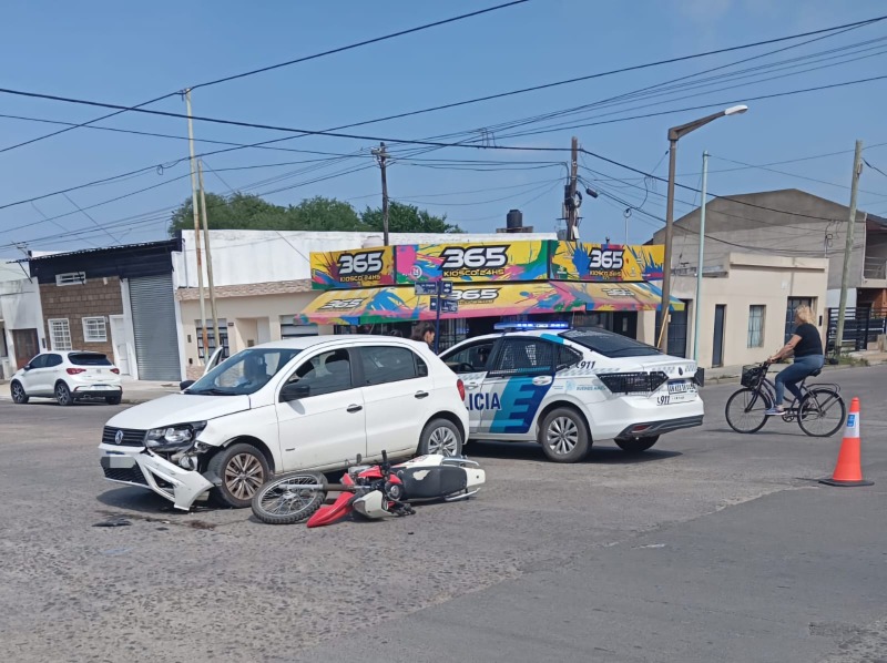 Un motociclista con una fractura tras un choque con un auto